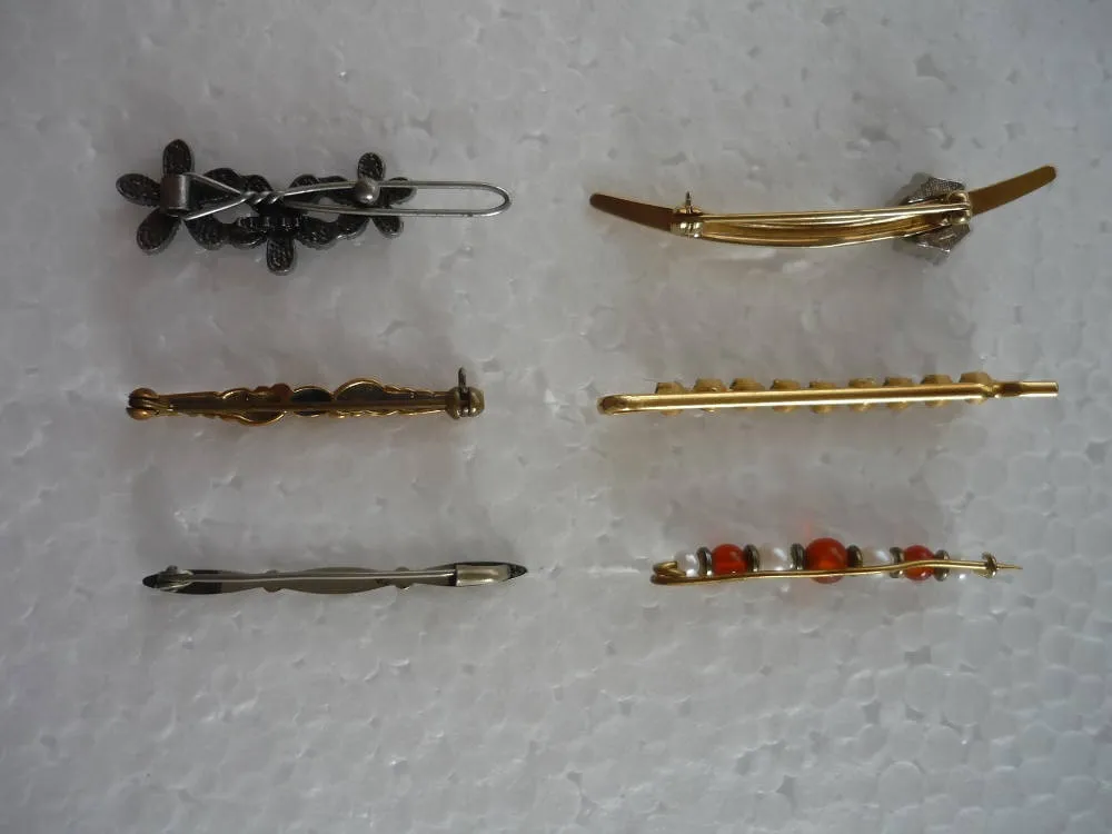 A Collection of 6 Costume Jewellery Bar Brooches and Clips