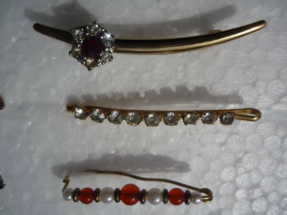 A Collection of 6 Costume Jewellery Bar Brooches and Clips