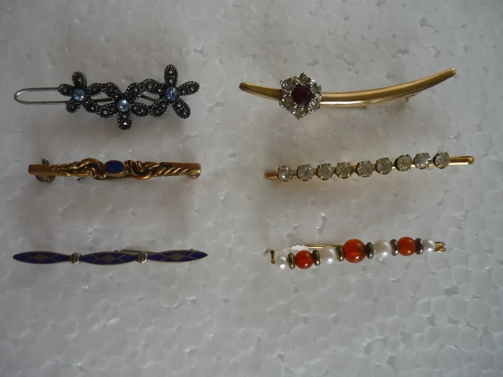 A Collection of 6 Costume Jewellery Bar Brooches and Clips