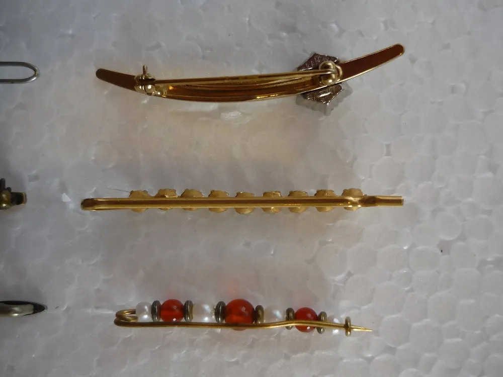 A Collection of 6 Costume Jewellery Bar Brooches and Clips