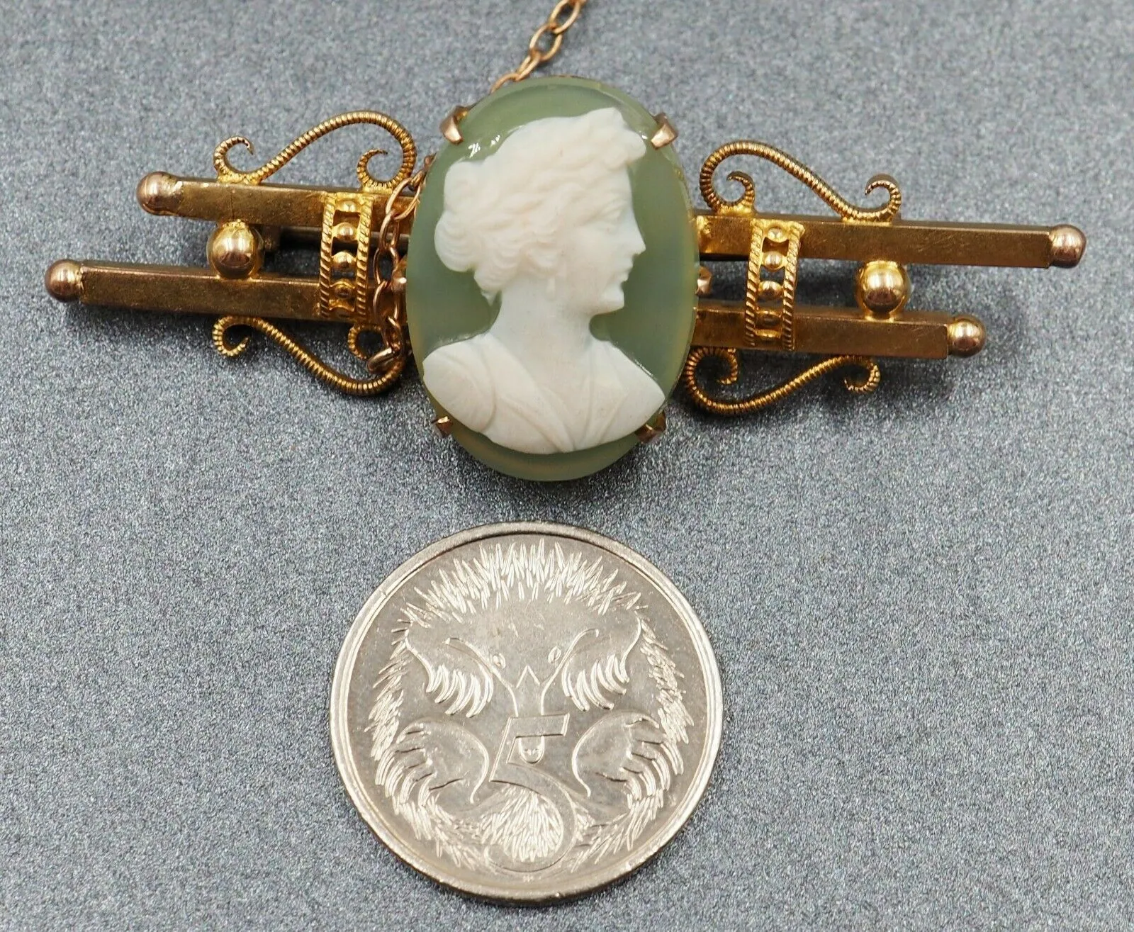 Agate Cameo & 9ct Yellow Gold Vintage Double Bar Brooch