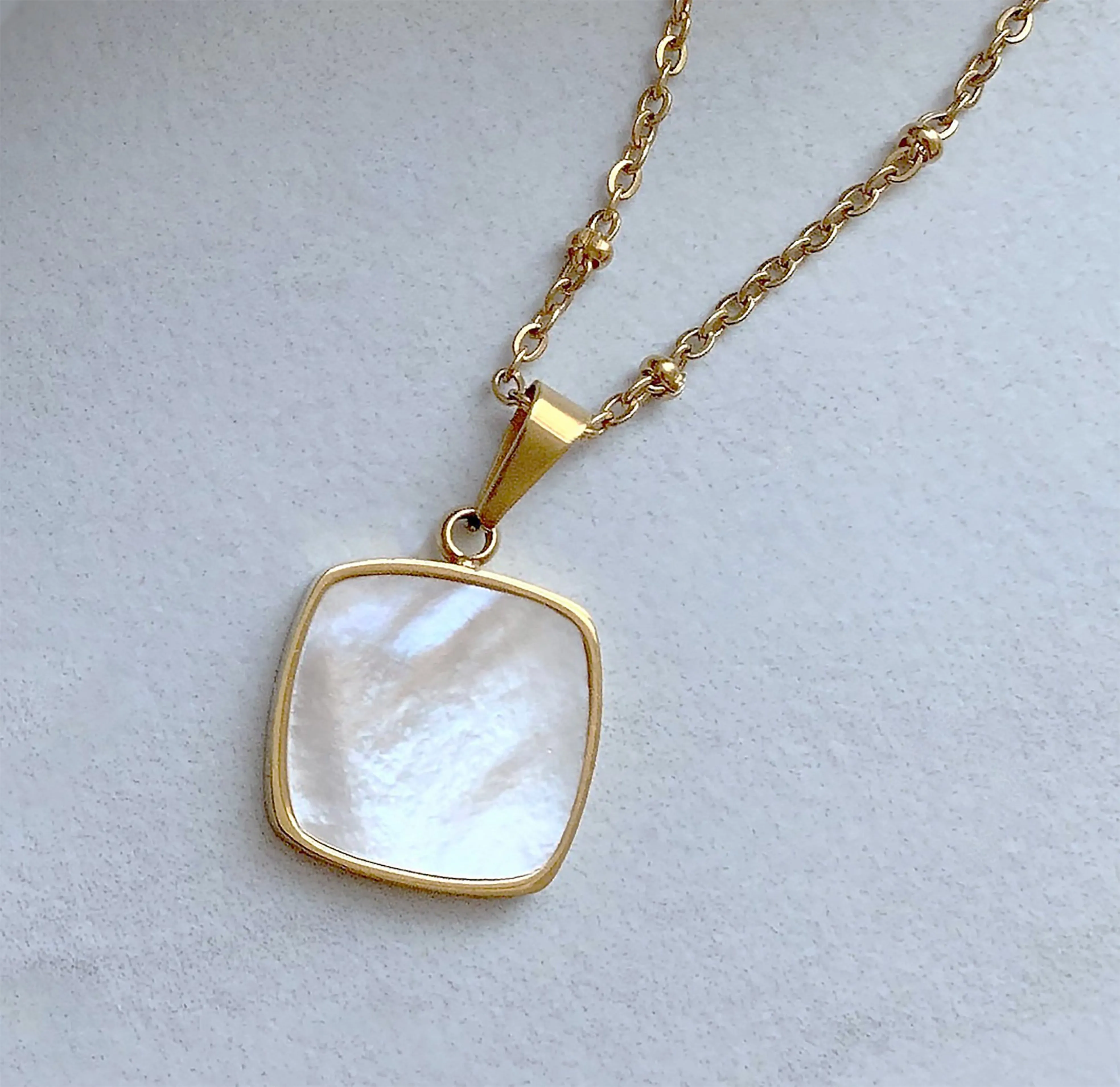 HERMI PEARL PENDANT NECKLACE