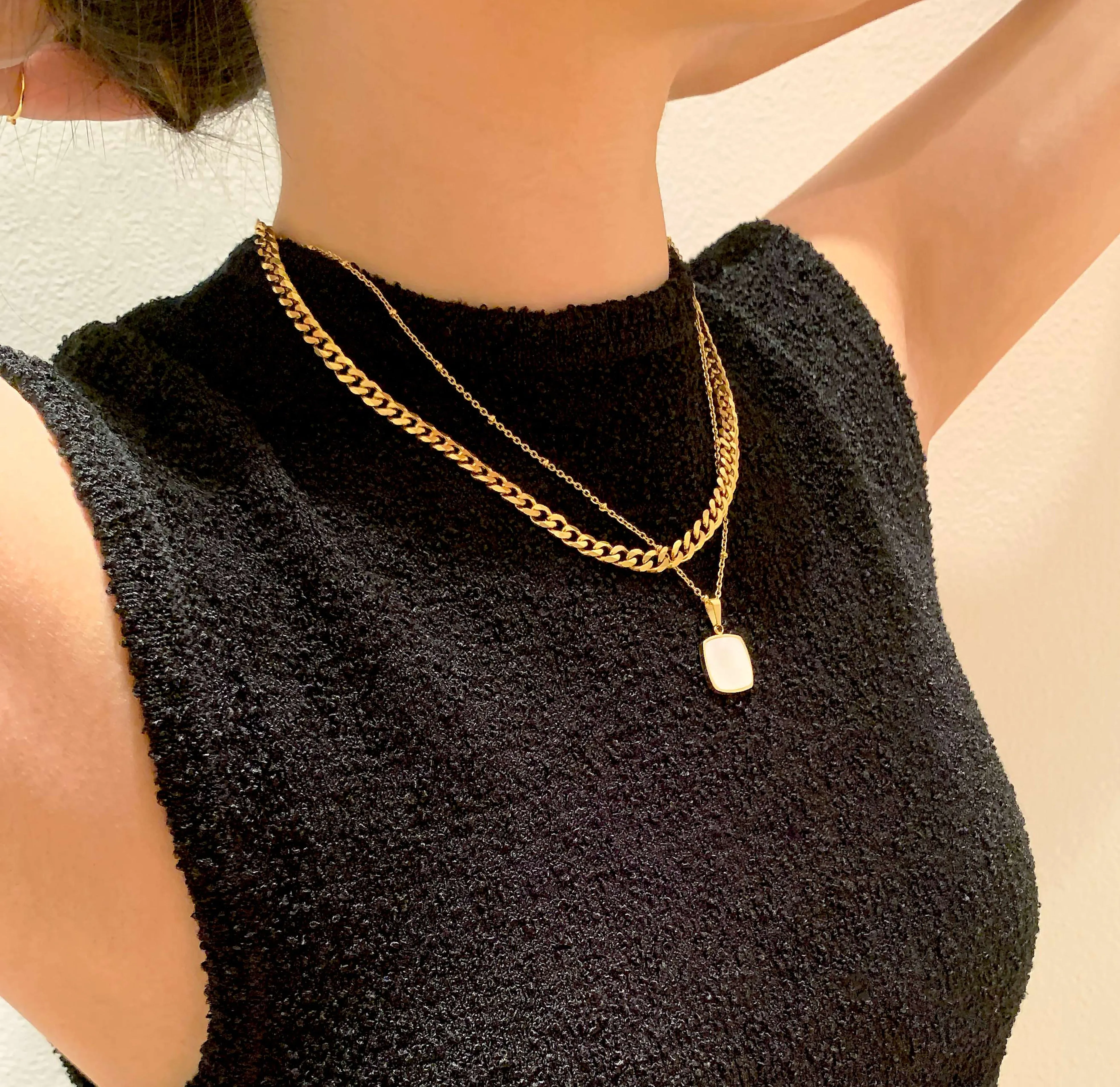 HERMI PEARL PENDANT NECKLACE