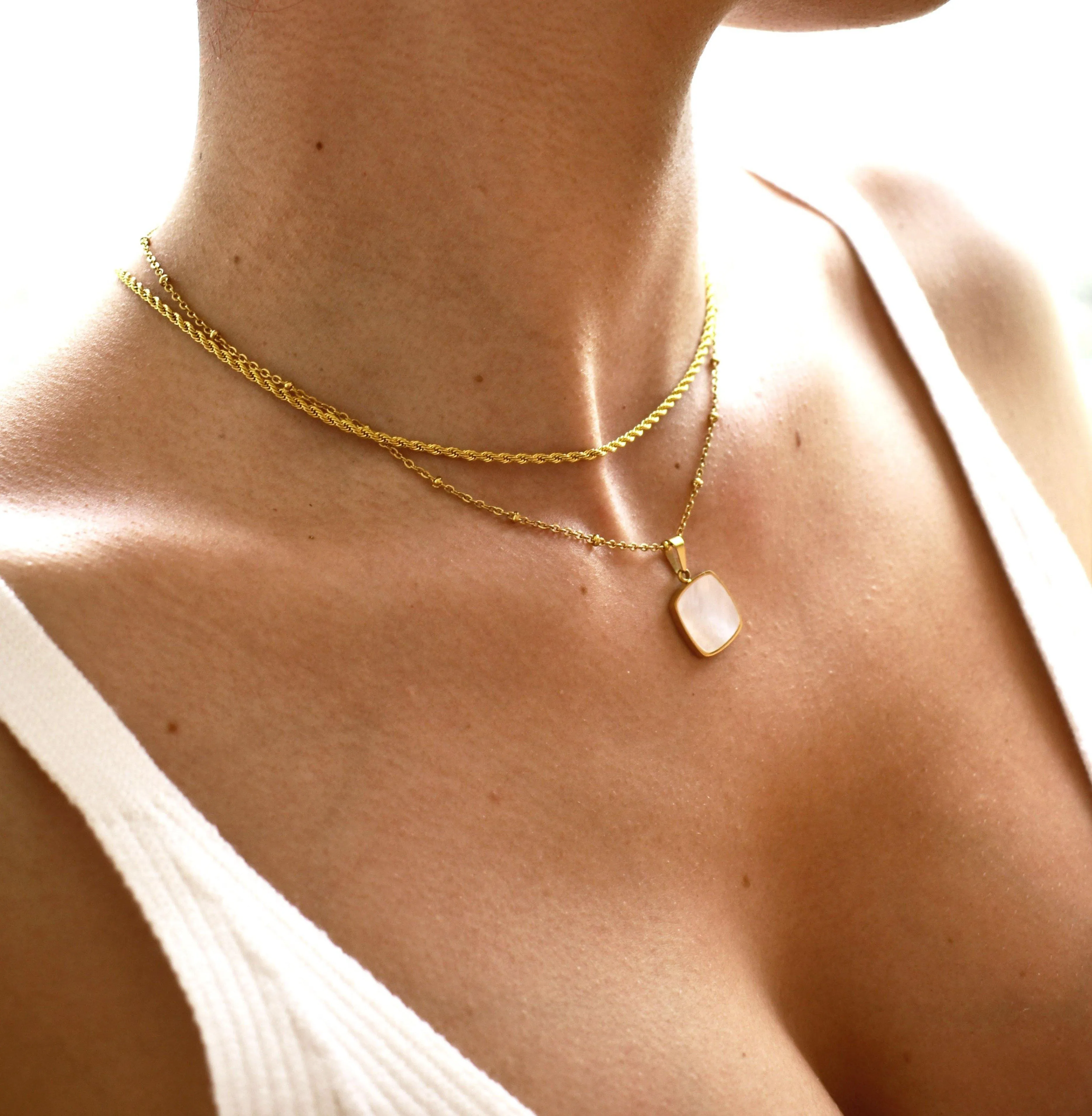 HERMI PEARL PENDANT NECKLACE